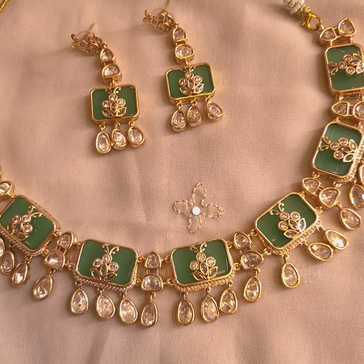 Load video: Green Kundan Choker Set